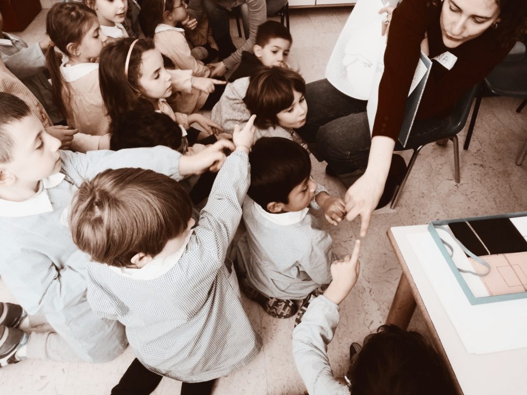 Bambini che partecipano all'attività informali insieme al educatore