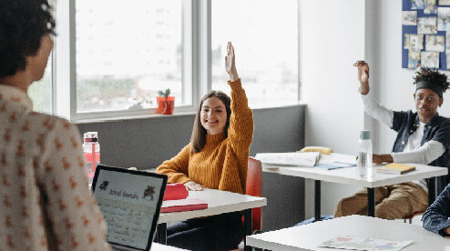 Maestra a lezione con alunni