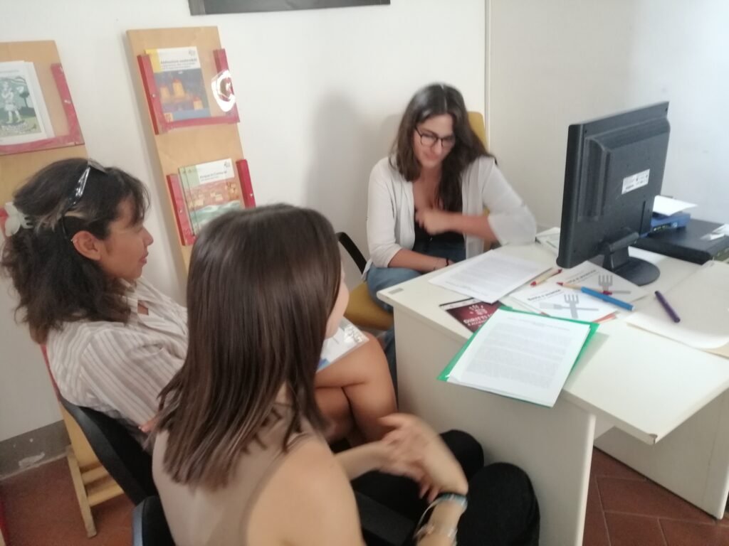 Un gruppo di ragazze di EUKEYS al lavoro studiano intorno a una scrivania 