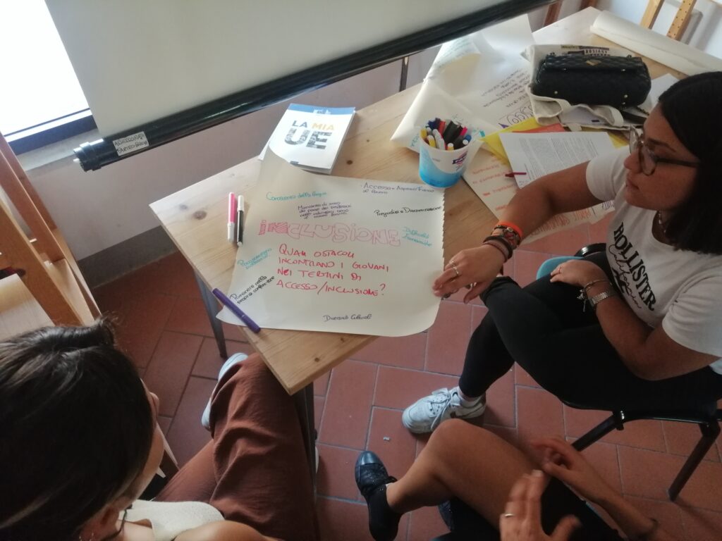 Alcune ragazze durante EUKEYS intente a lavorare sulla progettazione europea in gruppo: realizzazione di un cartellone sul valore dell'inclusione