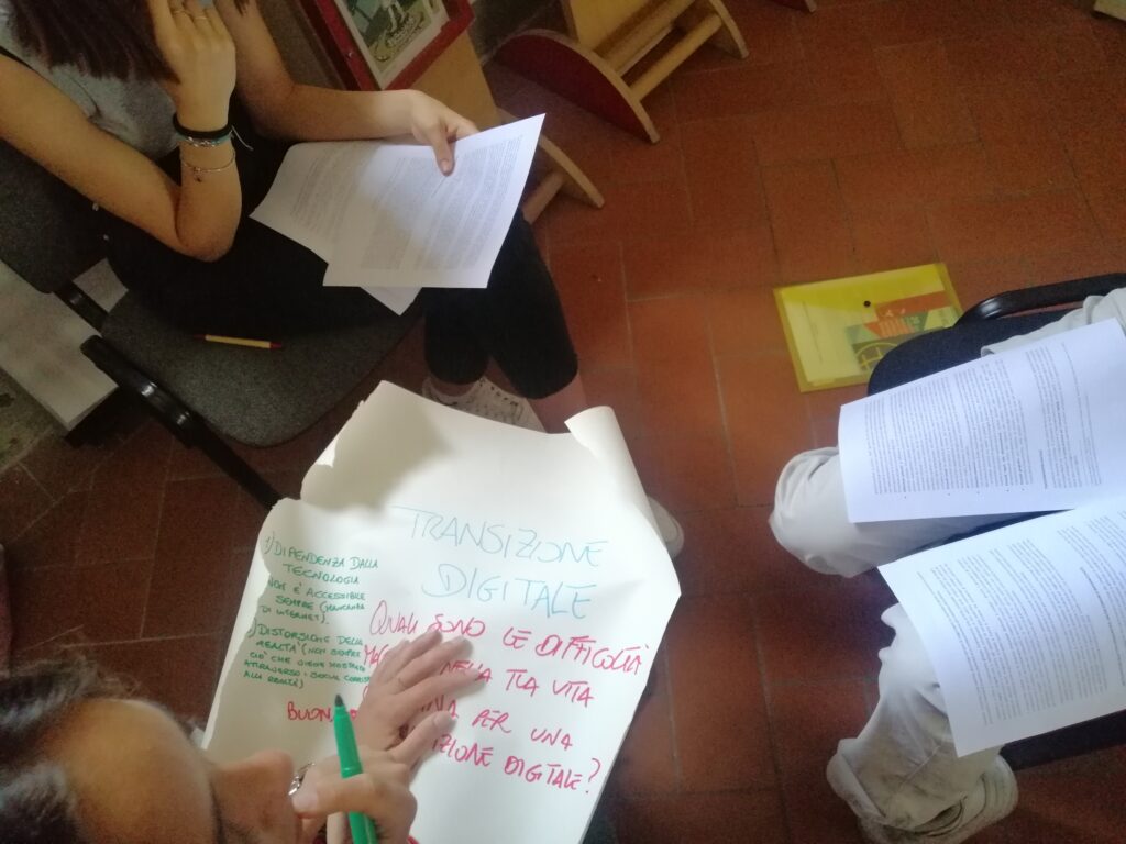 I ragazzi di EUKEYS al lavoro prendono appunti