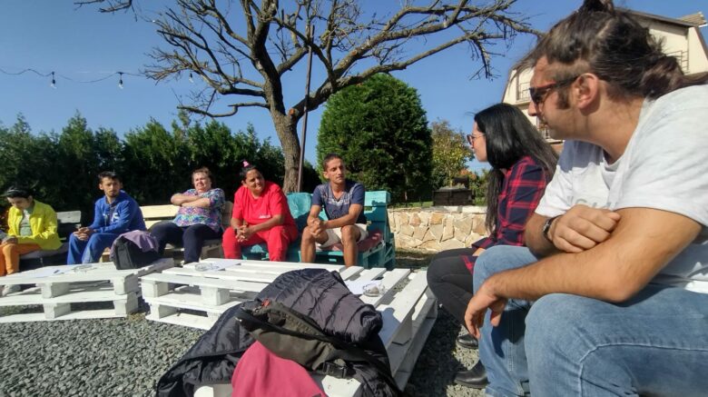 Gruppo al lavoro seduti in cerchio in giardino